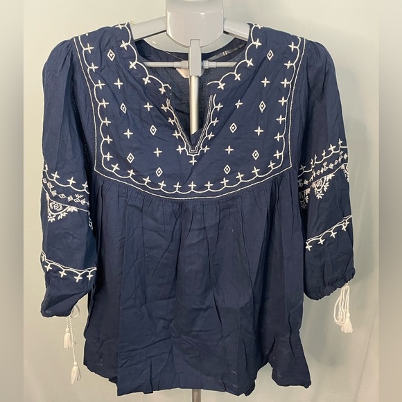 Time & Tru Women's Blue & White embroidered peasant top size Medium NWT - Picture 1 of 8